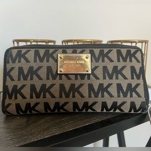 Michael Kors authentic Black and Tan signature jacquard zip around clutch wallet